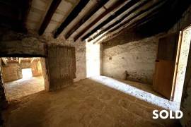 Redevelopment property! Townhouse with beautiful garden