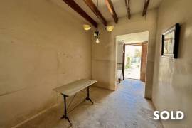 Redevelopment property! Townhouse with beautiful garden