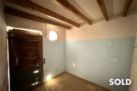 Redevelopment property! Townhouse with beautiful garden