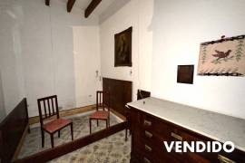 Casa de pueblo para reformar con precioso jardín