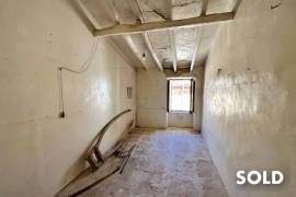 Redevelopment property! Townhouse with beautiful garden