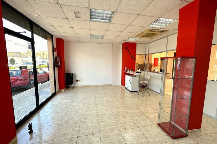 Local comercial grande con terraza en magnífica ubicación