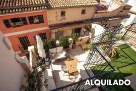 Ático-estudio de lujo renovado y con terraza espectacular en el corazón del casco antiguo