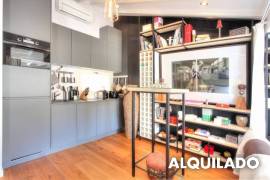 Ático-estudio de lujo renovado y con terraza espectacular en el corazón del casco antiguo