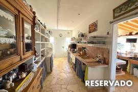 Finca representativa con impresionantes vistas y zona de invitados