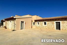 Finca representativa con impresionantes vistas y zona de invitados