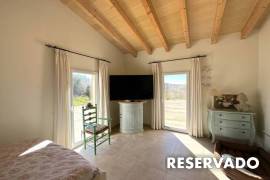 Finca representativa con impresionantes vistas y zona de invitados