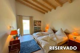 Finca representativa con impresionantes vistas y zona de invitados