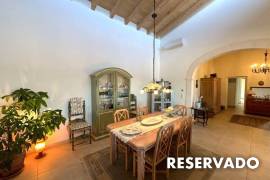 Finca representativa con impresionantes vistas y zona de invitados
