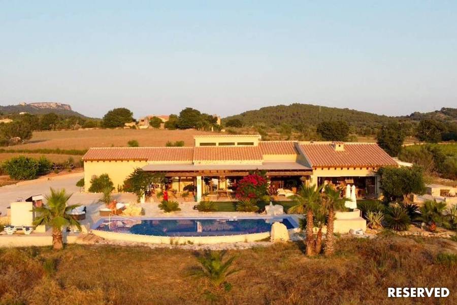 Representative finca with breathtaking views and guest area