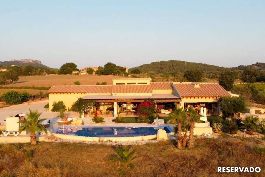 Finca representativa con impresionantes vistas y zona de invitados