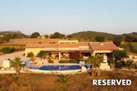 Representative finca with breathtaking views and guest area