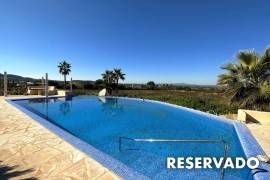 Finca representativa con impresionantes vistas y zona de invitados