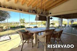 Finca representativa con impresionantes vistas y zona de invitados