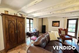 Casa de campo autosuficiente con dos viviendas