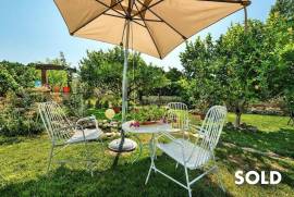 Quietly situated finca with vineyards, olive trees and beautiful fruit garden