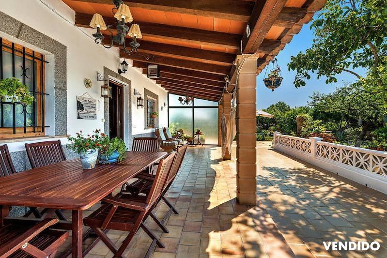 Casa de campo con viñas, plantación de olivos y precioso jardín en zona tranquila