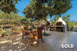 Quietly situated finca with vineyards, olive trees and beautiful fruit garden