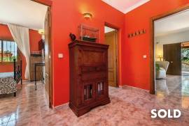 Quietly situated finca with vineyards, olive trees and beautiful fruit garden