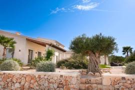 Newly built finca with light-flooded living ambience near Ses Salines