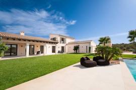 Newly built finca with light-flooded living ambience near Ses Salines