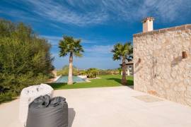 Newly built finca with light-flooded living ambience near Ses Salines