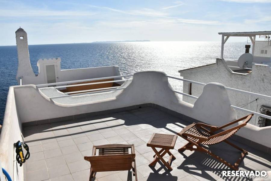 Pequeña casa de ensueño en 1ª línea de mar