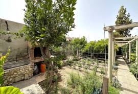 Casa adosada reformada con jardín y posibilidades de ampliación