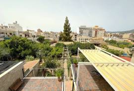 Casa adosada reformada con jardín y posibilidades de ampliación
