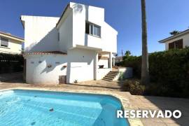 Encantador Chalet con vistas parciales al mar y gran potencial
