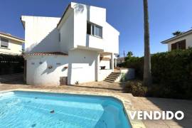 Encantador Chalet con vistas parciales al mar y gran potencial Encantador Chalet con vistas parciales al mar y gran potencial