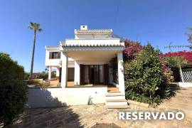 Encantador Chalet con vistas parciales al mar y gran potencial