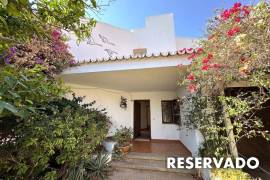 Encantador Chalet con vistas parciales al mar y gran potencial