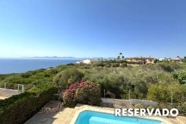 Encantador Chalet con vistas parciales al mar y gran potencial