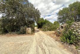 Idyllisches Baugrundstück mit genehmigtem Finca-Projekt in ruhiger Lage