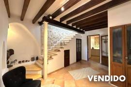 Encantadora casa de pueblo con casa de invitados, piscina y vistas panorámicas en Campanet