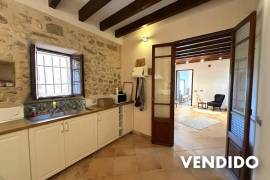 Encantadora casa de pueblo con casa de invitados, piscina y vistas panorámicas en Campanet