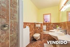 Villa rústica con 2 apartamentos de invitados en tranquila zona de montaña