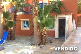 Villa rústica con 2 apartamentos de invitados en tranquila zona de montaña