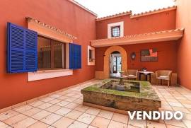Villa rústica con 2 apartamentos de invitados en tranquila zona de montaña