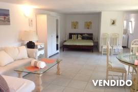 Villa rústica con 2 apartamentos de invitados en tranquila zona de montaña