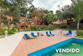 Villa rústica con 2 apartamentos de invitados en tranquila zona de montaña