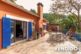Villa rústica con 2 apartamentos de invitados en tranquila zona de montaña