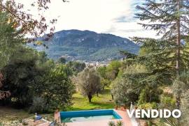 Villa rústica con 2 apartamentos de invitados en tranquila zona de montaña
