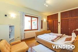 Villa rústica con 2 apartamentos de invitados en tranquila zona de montaña