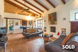 Rustic villa with 2 guest apartments in a quiet mountain area