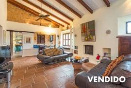 Villa rústica con 2 apartamentos de invitados en tranquila zona de montaña