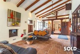 Rustic villa with 2 guest apartments in a quiet mountain area