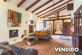 Villa rústica con 2 apartamentos de invitados en tranquila zona de montaña
