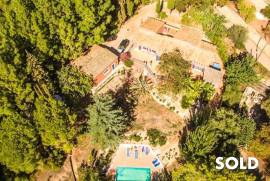 Rustic villa with 2 guest apartments in a quiet mountain area